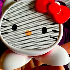 I am selling a hello kitty speaker